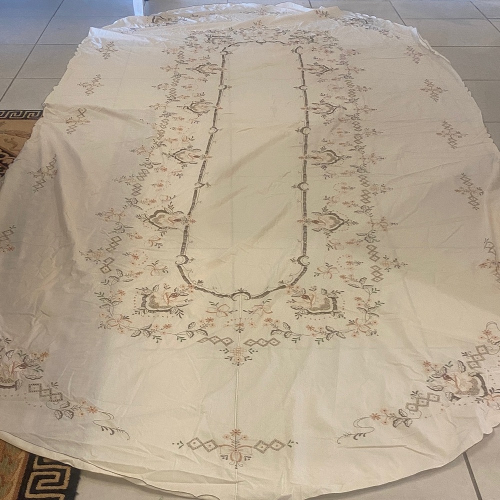 Vintage table cloth and 12 napkins